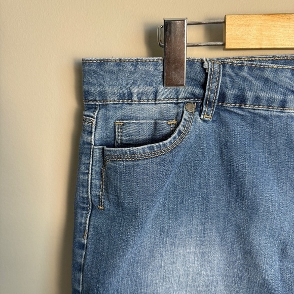 Buffalo Jeans Women's Mid-Rise SAMUELLA‎ Bermuda Jean Shorts Size 14 Beach - Picture 3 of 16